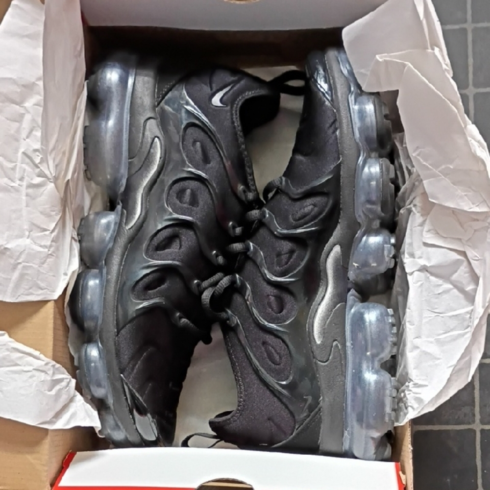 Nike Womens Black VaporMax Plus Sneakers